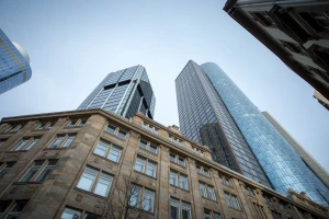 Outsourcing środowiskowy w praktyce: jak wybrać firmę, mierzyć KPI i uniknąć ryzyk prawnych — checklista i przykłady dla zakładów produkcyjnych.